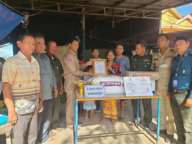 Takeo Provincial Military Council brings relief funds to the families of 7 deceased veterans