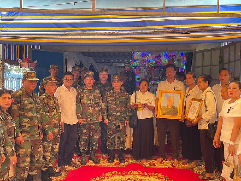 Koh Kong Provincial Veterans Association brings relief funds to the family of a deceased veteran