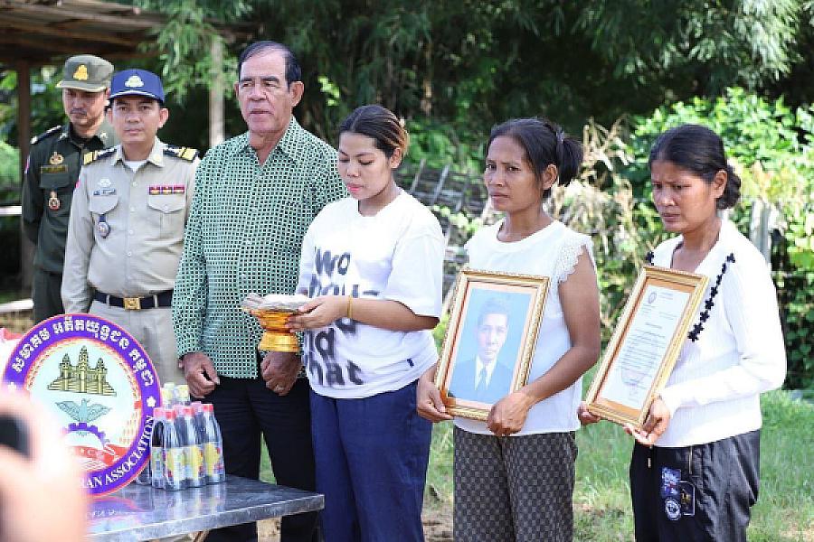 Kandal S.A.C. brings relief funds to the family of a deceased veteran