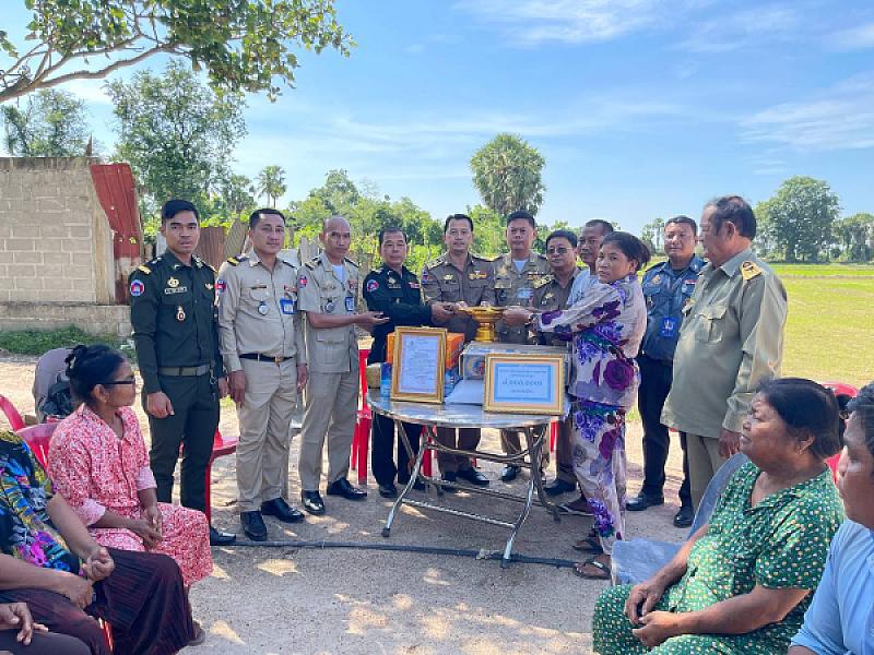 Takeo Provincial S.A.C. brings relief funds to the families of 6 deceased veterans