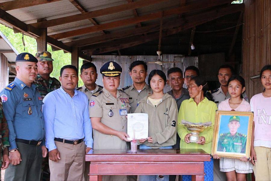 The Oddar Meanchey Provincial Police Department brings relief funds to the families of 2 deceased veterans