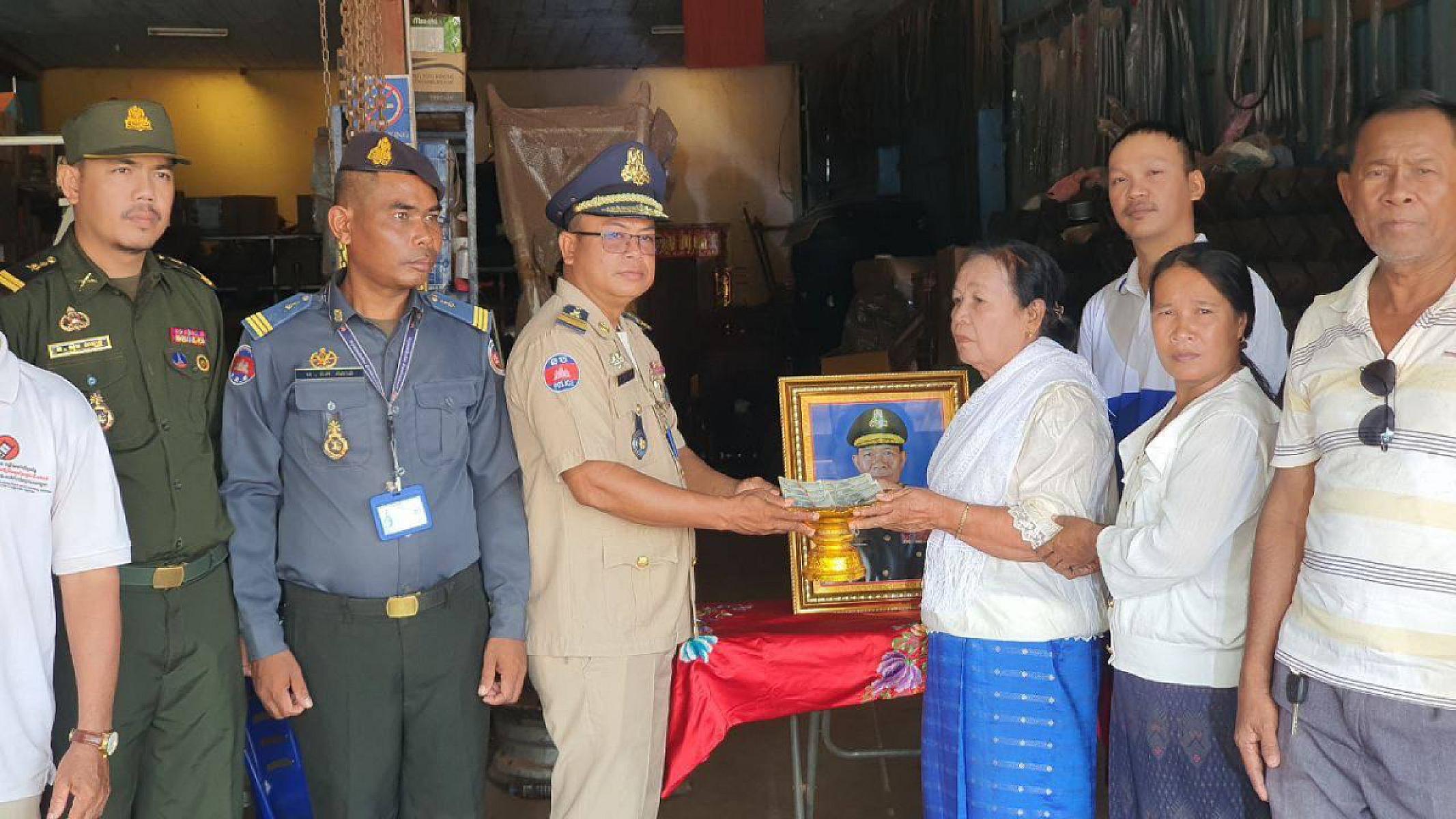 ស.អ.ក ខេត្តឧត្ដរមានជ័យ នាំយកថវិកាបេឡាមរណសង្រ្គោះប្រគល់ជូនគ្រួសារសពអតីតយុទ្ធជន ២គ្រួសារ