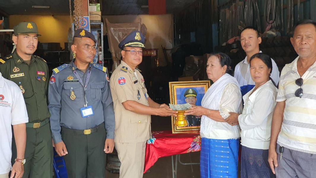 ស.អ.ក ខេត្តឧត្ដរមានជ័យ នាំយកថវិកាបេឡាមរណសង្រ្គោះប្រគល់ជូនគ្រួសារសពអតីតយុទ្ធជន ២គ្រួសារ