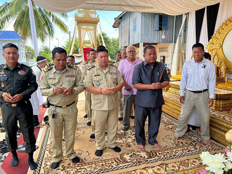 ស.អ.ក ស្រុកកណ្ដាលស្ទឹងនាំយកថវិកាបេឡាមរណសង្រ្គោះជូនគ្រួសារសពអតីតយុទ្ធជនមួយគ្រួសារ 