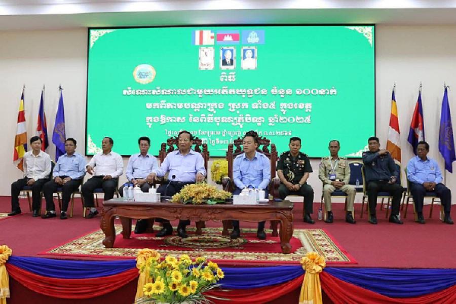 ឯកឧត្តម ថង សាវុន អភិបាលខេត្តមណ្ឌលគិរី នាំយកថវិកា និងអំណោយជូនអតីតយុទ្ធជន ១០០នាក់ ក្នុងឱកាសបុណ្យភ្ជុំបិណ្ឌ 