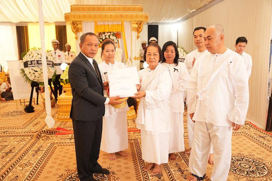 ឯកឧត្តម ជួន ជីវិន ជំនួយការ សម្តេចមហាបវរធិបតី ហ៊ុន ម៉ាណែត នាយករដ្ឋមន្រ្តីនៃព្រះរាជាណាចក្រកម្ពុជា បានអញ្ជើញគោរពវិញ្ញាណក្ខន្ធសព ឯកឧត្តម ឧត្តមសេនីយ៍ឯក ច័ន្ទ លំផាត់ - Image 6