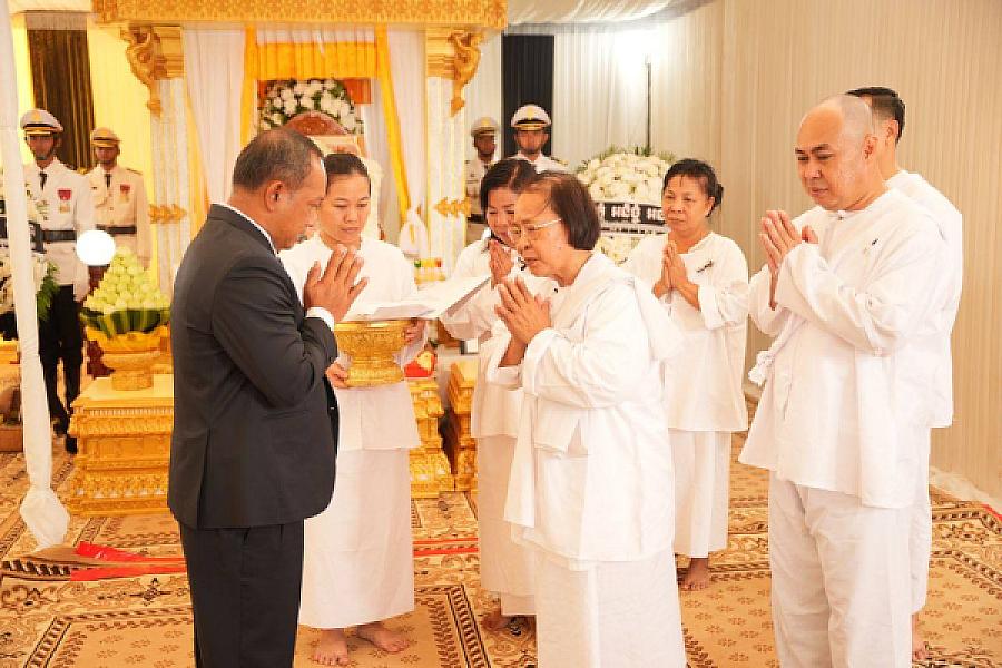 ឯកឧត្តម ជួន ជីវិន ជំនួយការ សម្តេចមហាបវរធិបតី ហ៊ុន ម៉ាណែត នាយករដ្ឋមន្រ្តីនៃព្រះរាជាណាចក្រកម្ពុជា បានអញ្ជើញគោរពវិញ្ញាណក្ខន្ធសព ឯកឧត្តម ឧត្តមសេនីយ៍ឯក ច័ន្ទ លំផាត់ - Image 10