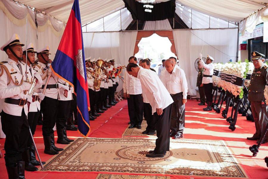 His Excellency General Kun Kim led a delegation and His Excellency the Deputy Secretary General of the Cambodian Veterans Association to pay tribute to the late His Excellency Lieutenant General Chan Lumphat