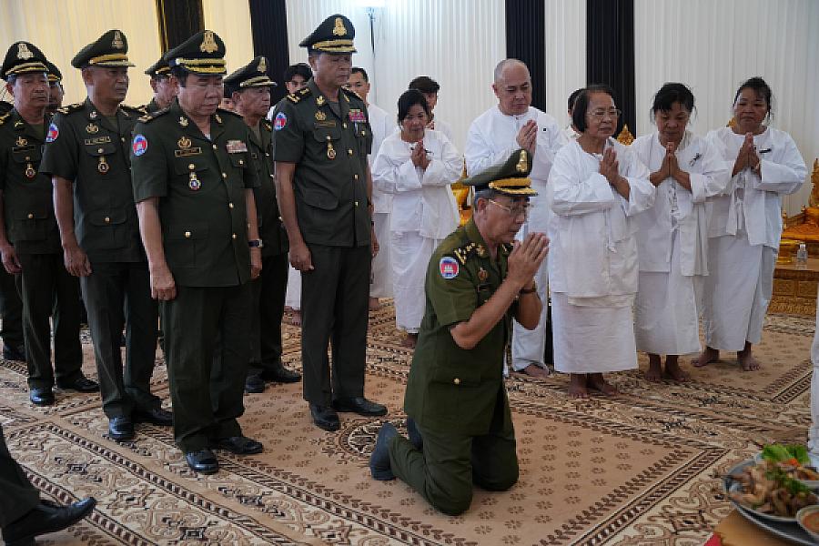 ឧត្តមសេនីយ៍ឯក ជា សុវណ្ណទុម អញ្ជើញគោរពវិញ្ញាណក្ខន្ធសពឧត្តមសេនីយ៍ឯក ច័ន្ទ លំផាត់  នាយរងសេនាធិការចម្រុះនៃកងយោធពលខេមរភូមិន្ទ - Image 5