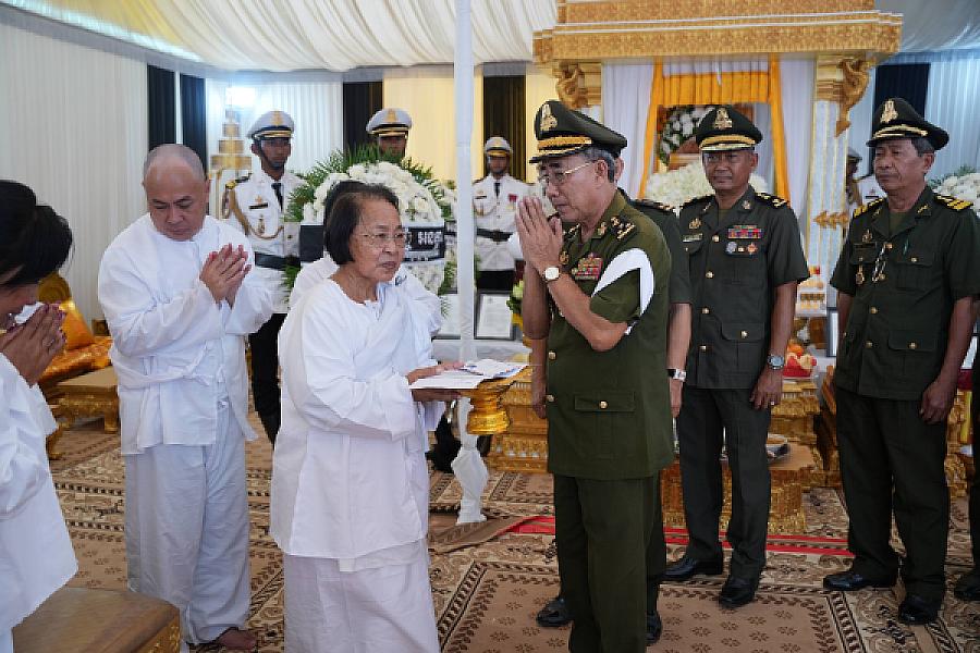 ឧត្តមសេនីយ៍ឯក ជា សុវណ្ណទុម អញ្ជើញគោរពវិញ្ញាណក្ខន្ធសពឧត្តមសេនីយ៍ឯក ច័ន្ទ លំផាត់  នាយរងសេនាធិការចម្រុះនៃកងយោធពលខេមរភូមិន្ទ - Image 6