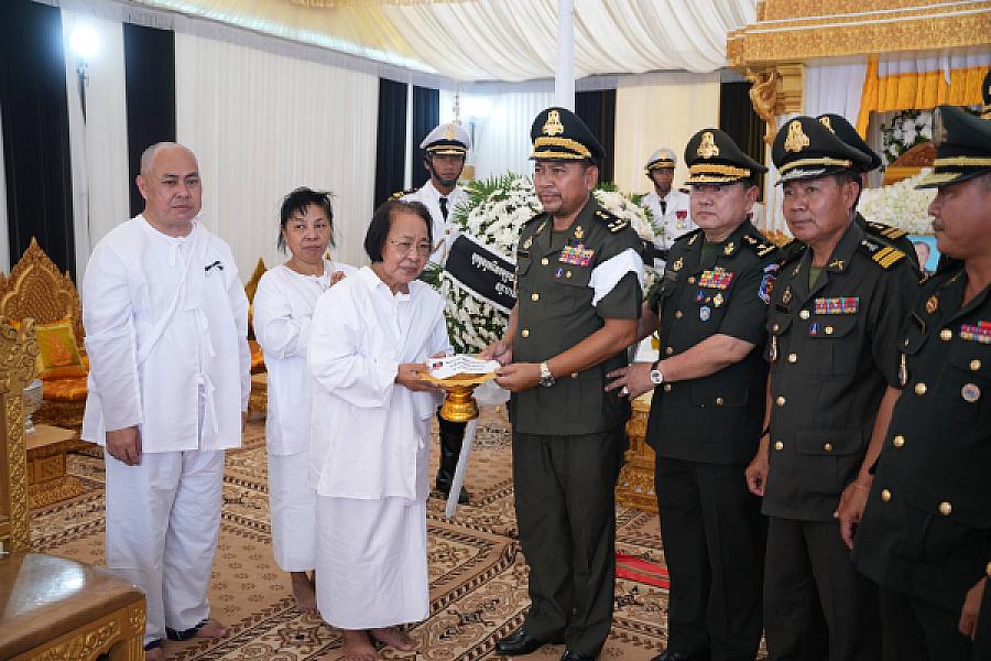 ឧត្តមសេនីយ៍ទោ ចេង ផាន់ អញ្ជើញគោរពវិញ្ញាណក្ខន្ធសព ឯកឧត្តម ឧត្តមសេនីយ៍ឯក ច័ន្ទ លំផាត់ - Image 7