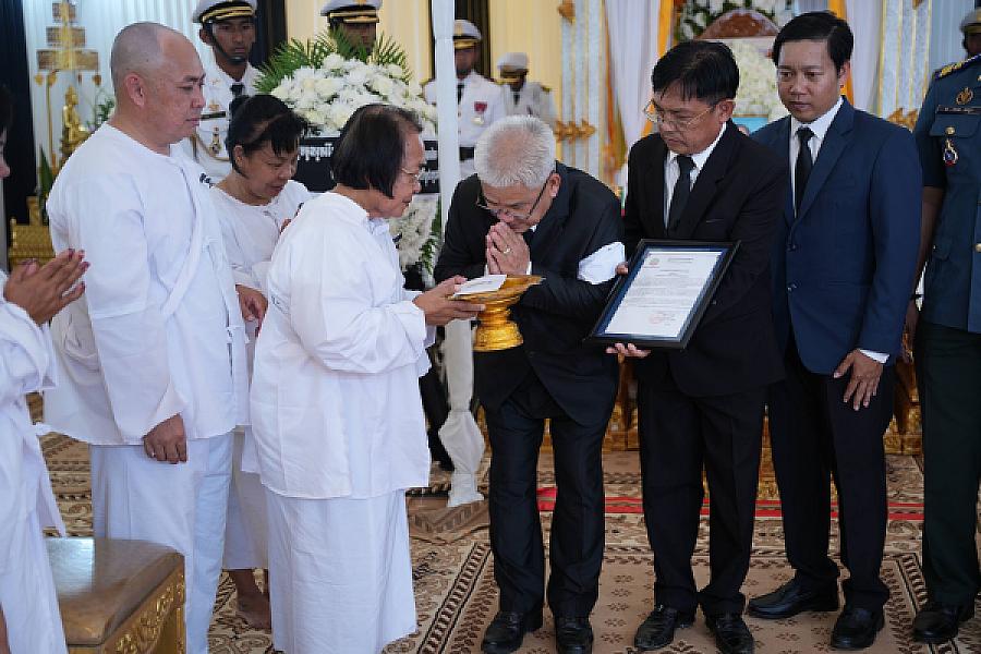 ឯកឧត្តម ផេង សិទ្ធី អញ្ជើញគោរពវិញ្ញាណក្ខន្ធសព ឯកឧត្តម ឧត្តមសេនីយ៍ឯក ច័ន្ទ លំផាត់ - Image 4