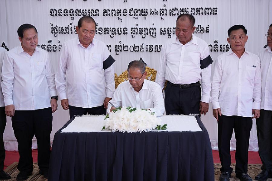 ឯកឧត្តម នាយឧត្តមសេនីយ៍ ចាប ភក្តី អញ្ជើញគោរពវិញ្ញាណក្ខន្ធសព ឯកឧត្តម ឧត្តមសេនីយ៍ឯក ច័ន្ទ លំផាត់ - Image 7