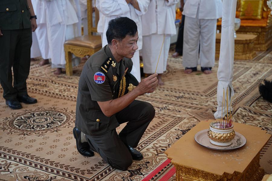ឧត្តមសេនីយ៍ត្រី ហែម បូរ៉ា អញ្ជើញគោរពវិញ្ញាណក្ខន្ធសព ឯកឧត្តម ឧត្តមសេនីយ៍ឯក ច័ន្ទ លំផាត់ - Image 3