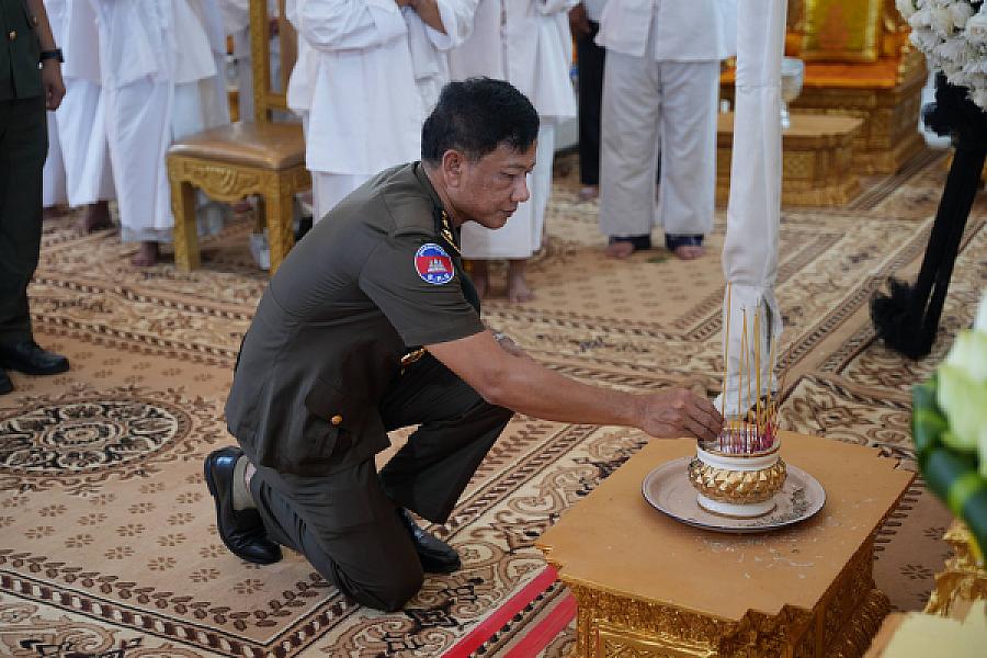 ឧត្តមសេនីយ៍ត្រី ហែម បូរ៉ា អញ្ជើញគោរពវិញ្ញាណក្ខន្ធសព ឯកឧត្តម ឧត្តមសេនីយ៍ឯក ច័ន្ទ លំផាត់ - Image 6