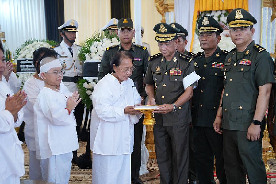 ឧត្តមសេនីយ៍ត្រី ហែម បូរ៉ា អញ្ជើញគោរពវិញ្ញាណក្ខន្ធសព ឯកឧត្តម ឧត្តមសេនីយ៍ឯក ច័ន្ទ លំផាត់ - Image 7