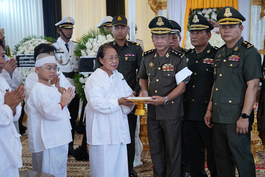 ឧត្តមសេនីយ៍ត្រី ហែម បូរ៉ា អញ្ជើញគោរពវិញ្ញាណក្ខន្ធសព ឯកឧត្តម ឧត្តមសេនីយ៍ឯក ច័ន្ទ លំផាត់ - Image 8