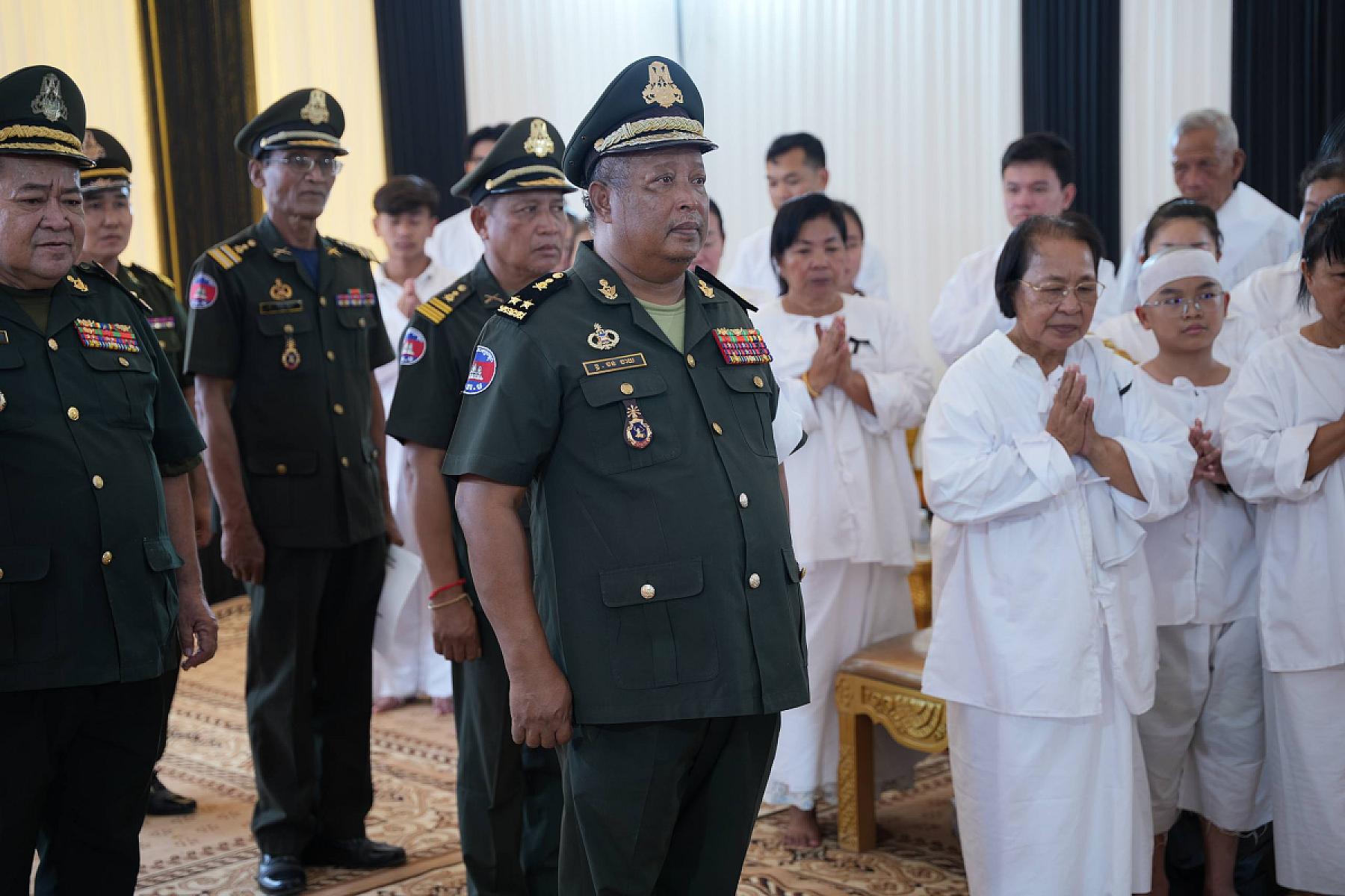 ឧត្តមសេនីយ៍ទោ ចន ចាយ អញ្ជើញគោរពវិញ្ញាណក្ខន្ធសព ឯកឧត្តម ឧត្តមសេនីយ៍ឯក ច័ន្ទ លំផាត់