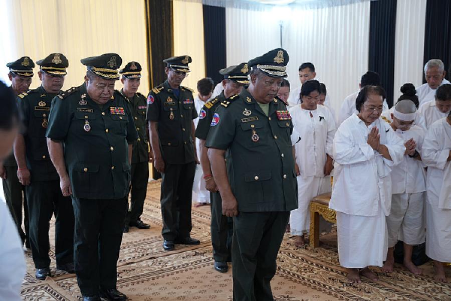 ឧត្តមសេនីយ៍ទោ ចន ចាយ អញ្ជើញគោរពវិញ្ញាណក្ខន្ធសព ឯកឧត្តម ឧត្តមសេនីយ៍ឯក ច័ន្ទ លំផាត់ - Image 3