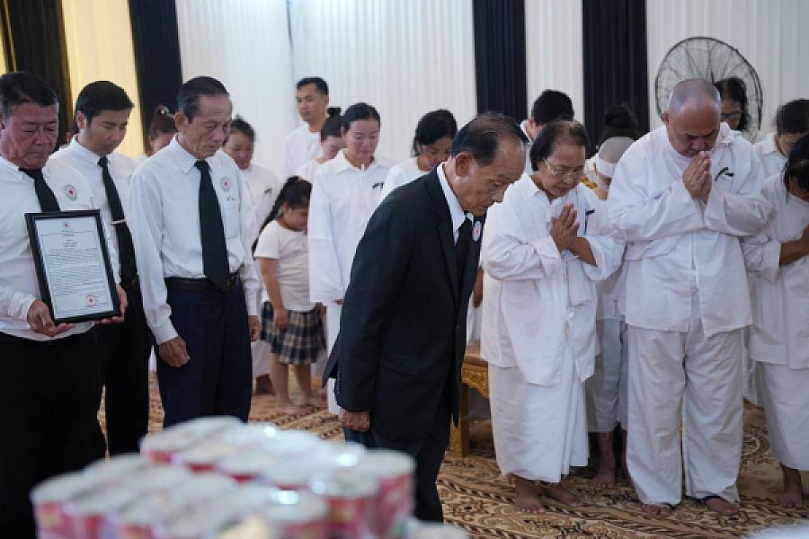 ឯកឧត្តមបណ្ឌិត អ៊ុយ សំអាត  បានដឹកនាំគណៈប្រតិភូកាកបាទក្រហមកម្ពុជា អញ្ជើញគោរពវិញ្ញាណក្ខន្ធសព ឯកឧត្តម ឧត្តមសេនីយ៍ឯក ច័ន្ទ លំផាត់ - Image 2