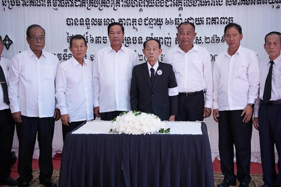 ឯកឧត្តមបណ្ឌិត អ៊ុយ សំអាត  បានដឹកនាំគណៈប្រតិភូកាកបាទក្រហមកម្ពុជា អញ្ជើញគោរពវិញ្ញាណក្ខន្ធសព ឯកឧត្តម ឧត្តមសេនីយ៍ឯក ច័ន្ទ លំផាត់ - Image 9