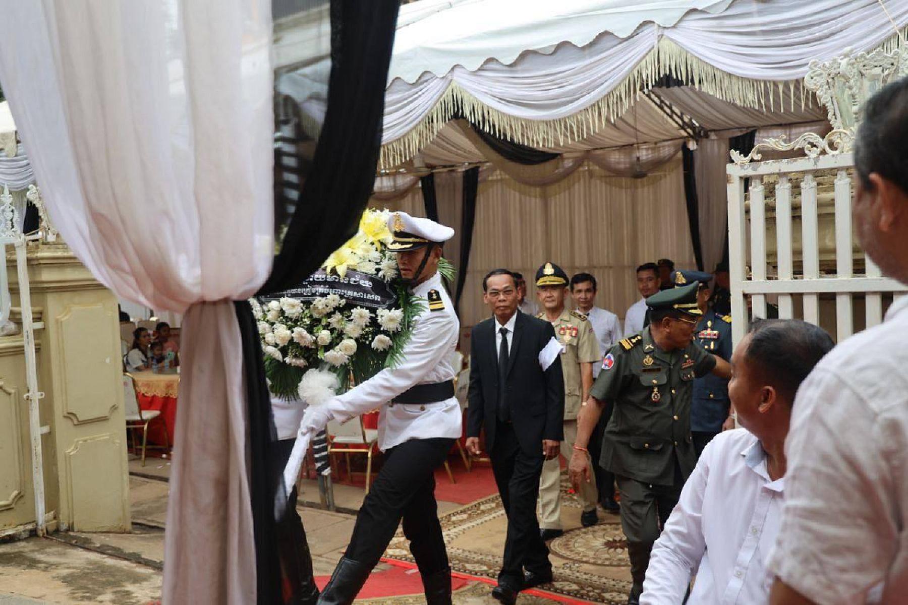 ឯកឧត្តម ឃ្លោក ណូយ អញ្ជើញគោរពវិញ្ញាណក្ខន្ធសព ឯកឧត្តម ឧត្តមសេនីយ៍ឯក ច័ន្ទ លំផាត់