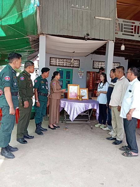 Banteay Meanchey Provincial Veterans Association brings relief funds to the family of a deceased veteran