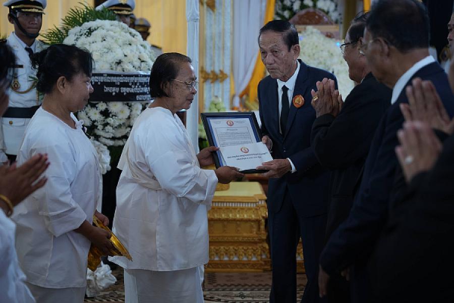 ឯកឧត្តម ធុន គ្រី អញ្ជើញគោរពវិញ្ញាណក្ខន្ធសព ឯកឧត្តម ឧត្តមសេនីយ៍ឯក ច័ន្ទ លំផាត់ - Image 5