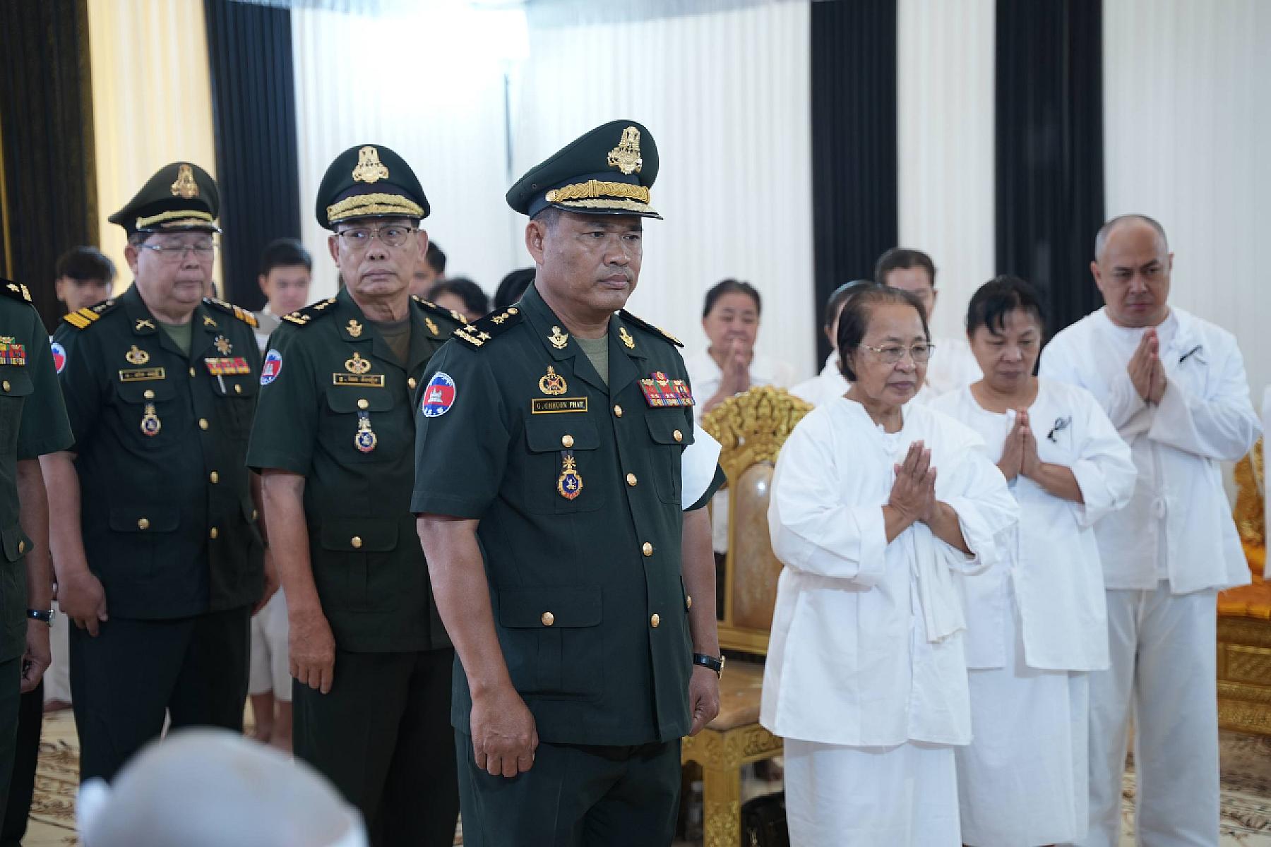 ឧត្តមសេនីយ៍ទោ ឈួន ផាត អញ្ជើញគោរពវិញ្ញាណក្ខន្ធសព ឯកឧត្តម ឧត្តមសេនីយ៍ឯក ច័ន្ទ លំផាត់