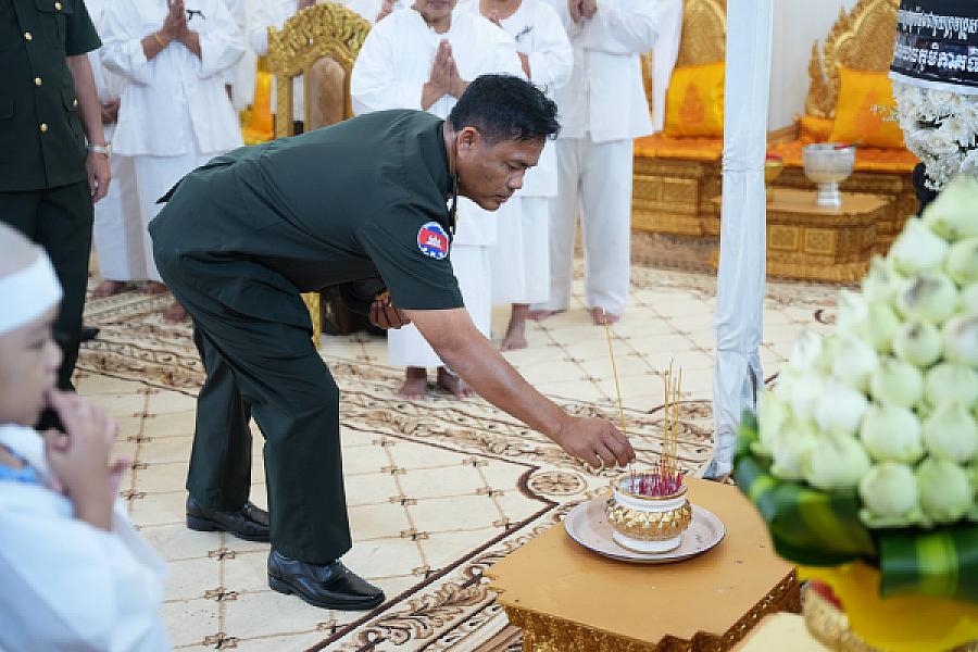 ឧត្តមសេនីយ៍ទោ ឈួន ផាត អញ្ជើញគោរពវិញ្ញាណក្ខន្ធសព ឯកឧត្តម ឧត្តមសេនីយ៍ឯក ច័ន្ទ លំផាត់ - Image 2