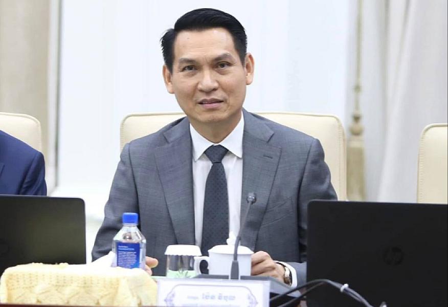 His Excellency Pen Vibol, Senior Minister and his wife, have contributed 4 million riels to organize the Extraordinary General Assembly of the Cambodian Veterans Association nationwide