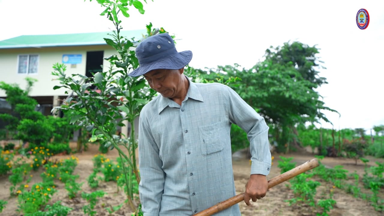 លោក ឡុង សុខា គឺជាអតីតយុទ្ធជនពិការ រស់នៅក្នុងភូមិអតីតយុទ្ធជនលើដីសម្បទានសង្គមកិច្ចដែលរាជរដ្ឋាភិបាលបានរៀបចំជូន ស្ថិតនៅក្នុងភូមិអូរកាខុប ឃុំក្រាំងល្វា ស្រុកសាមគ្គីមានជ័យ ខេត្តកំពង់ឆ្នាំង។ 