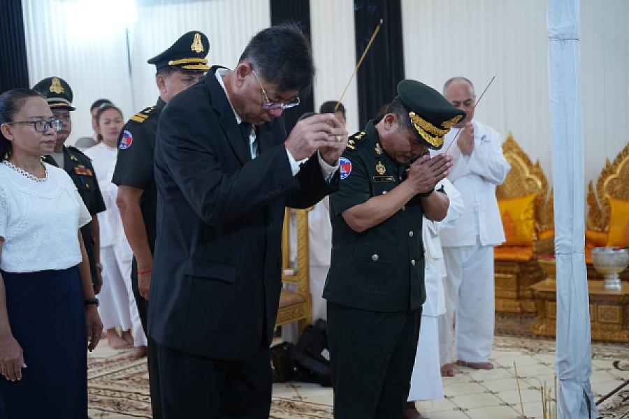 ឧត្តមសេនីយ៍ត្រី ជួន សុភ័ក្រ អញ្ជើញគោរពវិញ្ញាណក្ខន្ធសព ឯកឧត្តម ឧត្តមសេនីយ៍ឯក ច័ន្ទ លំផាត់  - Image 5