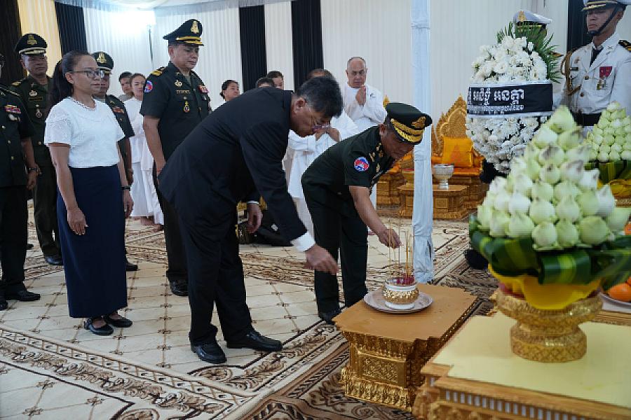 ឧត្តមសេនីយ៍ត្រី ជួន សុភ័ក្រ អញ្ជើញគោរពវិញ្ញាណក្ខន្ធសព ឯកឧត្តម ឧត្តមសេនីយ៍ឯក ច័ន្ទ លំផាត់  - Image 8
