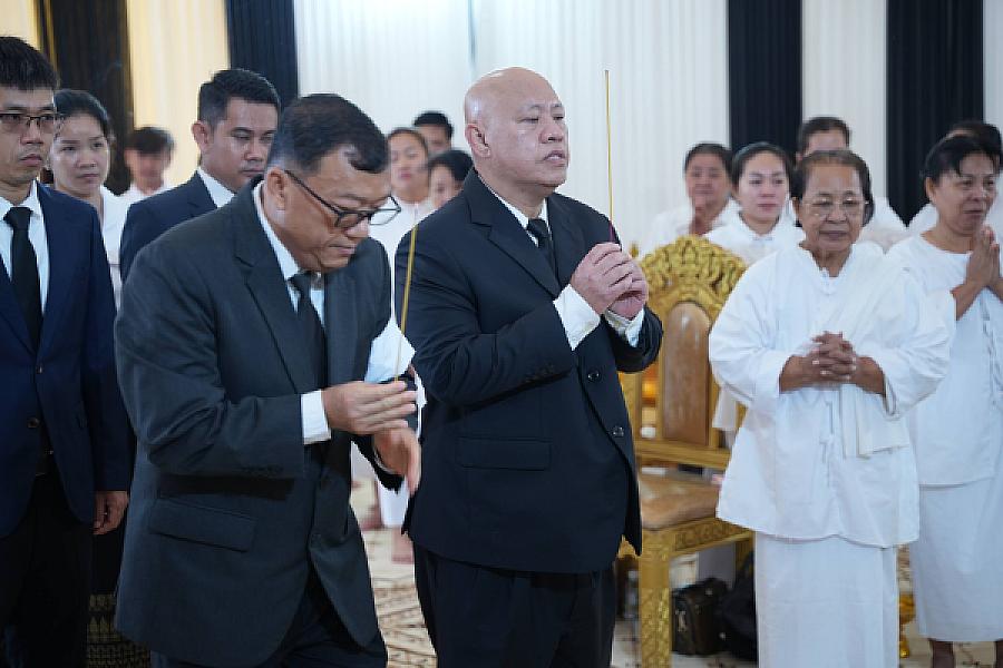 លោក តុប ឈុនហេង និង លោក គី ប៊ុណ្ណារ៉ា អញ្ជើញគោរពវិញ្ញាណក្ខន្ធសព ឯកឧត្តម ឧត្តមសេនីយ៍ឯក ច័ន្ទ លំផាត់ - Image 3