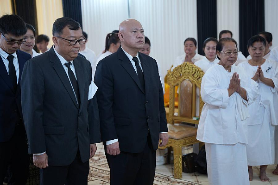 លោក តុប ឈុនហេង និង លោក គី ប៊ុណ្ណារ៉ា អញ្ជើញគោរពវិញ្ញាណក្ខន្ធសព ឯកឧត្តម ឧត្តមសេនីយ៍ឯក ច័ន្ទ លំផាត់ - Image 4