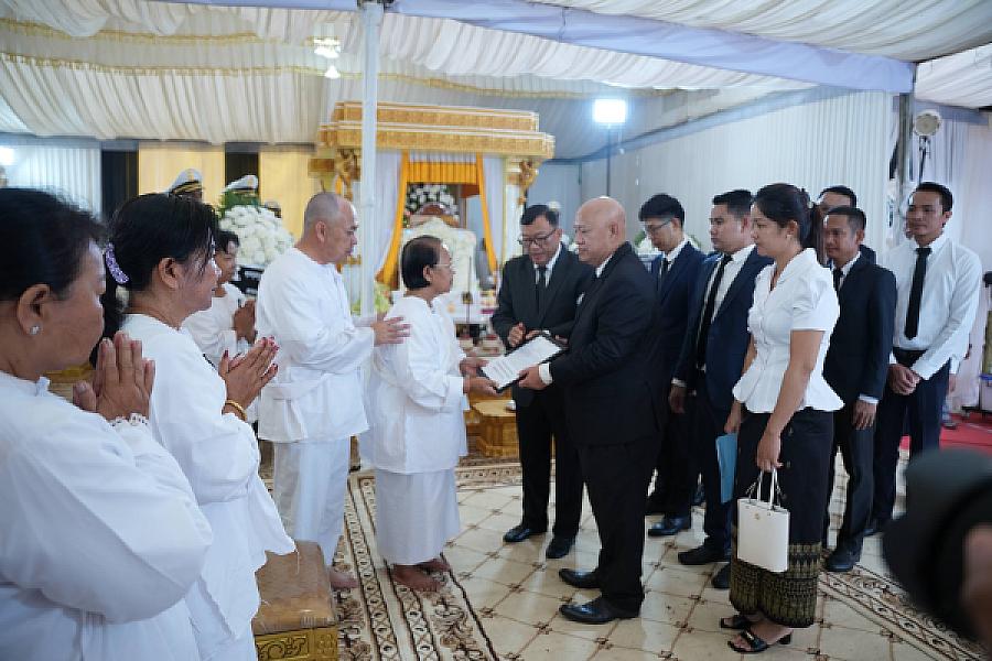 លោក តុប ឈុនហេង និង លោក គី ប៊ុណ្ណារ៉ា អញ្ជើញគោរពវិញ្ញាណក្ខន្ធសព ឯកឧត្តម ឧត្តមសេនីយ៍ឯក ច័ន្ទ លំផាត់ - Image 5