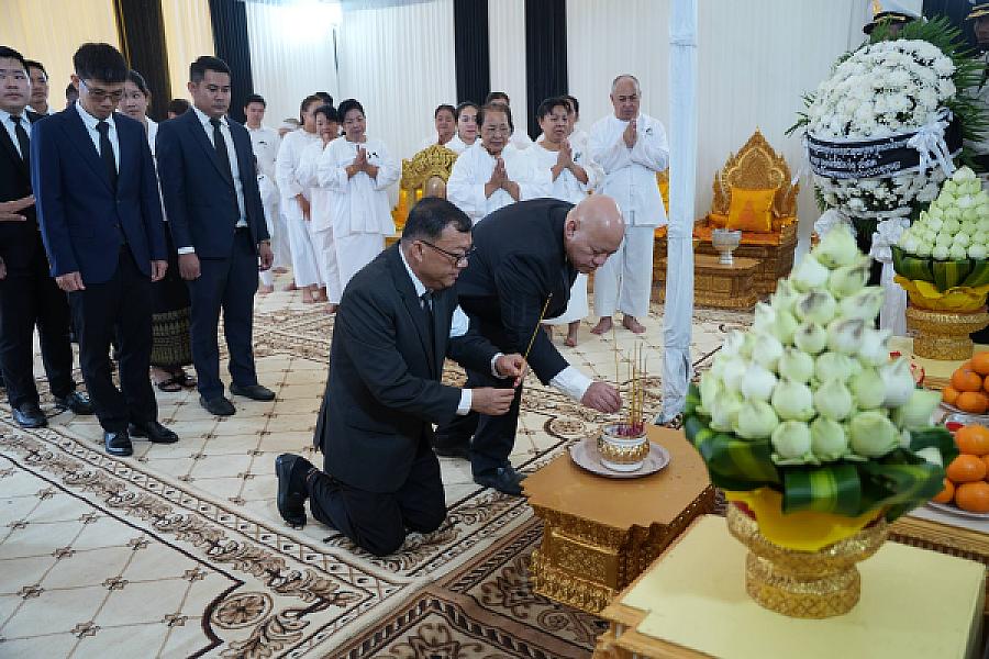 លោក តុប ឈុនហេង និង លោក គី ប៊ុណ្ណារ៉ា អញ្ជើញគោរពវិញ្ញាណក្ខន្ធសព ឯកឧត្តម ឧត្តមសេនីយ៍ឯក ច័ន្ទ លំផាត់ - Image 6
