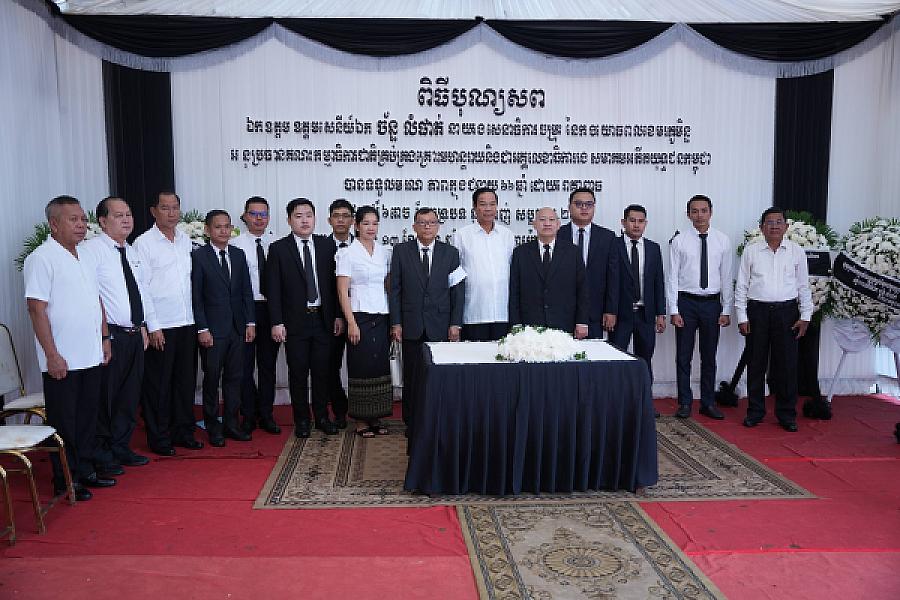 លោក តុប ឈុនហេង និង លោក គី ប៊ុណ្ណារ៉ា អញ្ជើញគោរពវិញ្ញាណក្ខន្ធសព ឯកឧត្តម ឧត្តមសេនីយ៍ឯក ច័ន្ទ លំផាត់ - Image 9