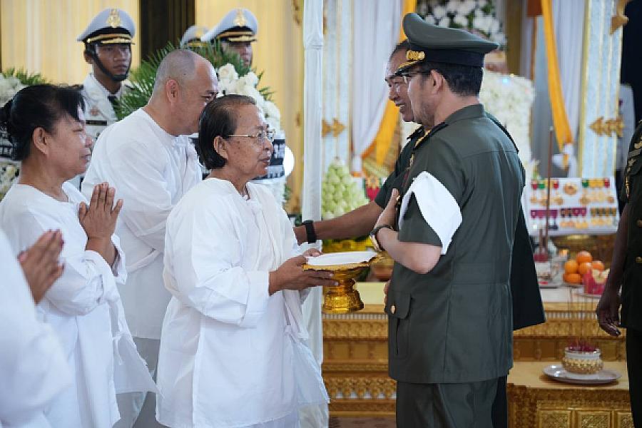 ឧត្តមសេនីយ៍ឯក មាស ស៊ីណា អញ្ជើញគោរពវិញ្ញាណក្ខន្ធសព ឯកឧត្តម ឧត្តមសេនីយ៍ឯក ច័ន្ទ លំផាត់ - Image 5