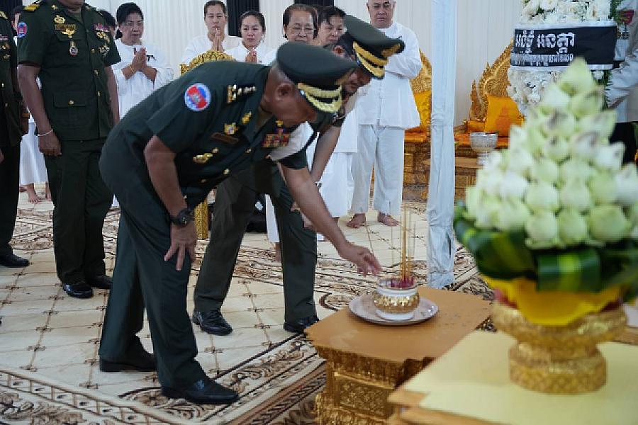 ឧត្តមសេនីយ៍ឯក មាស ស៊ីណា អញ្ជើញគោរពវិញ្ញាណក្ខន្ធសព ឯកឧត្តម ឧត្តមសេនីយ៍ឯក ច័ន្ទ លំផាត់ - Image 6