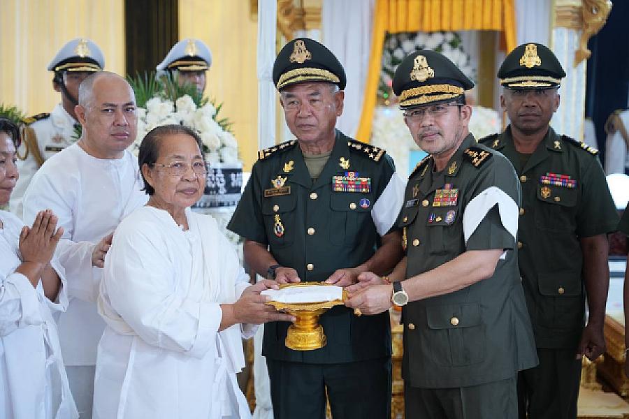 ឧត្តមសេនីយ៍ឯក មាស ស៊ីណា អញ្ជើញគោរពវិញ្ញាណក្ខន្ធសព ឯកឧត្តម ឧត្តមសេនីយ៍ឯក ច័ន្ទ លំផាត់ - Image 8