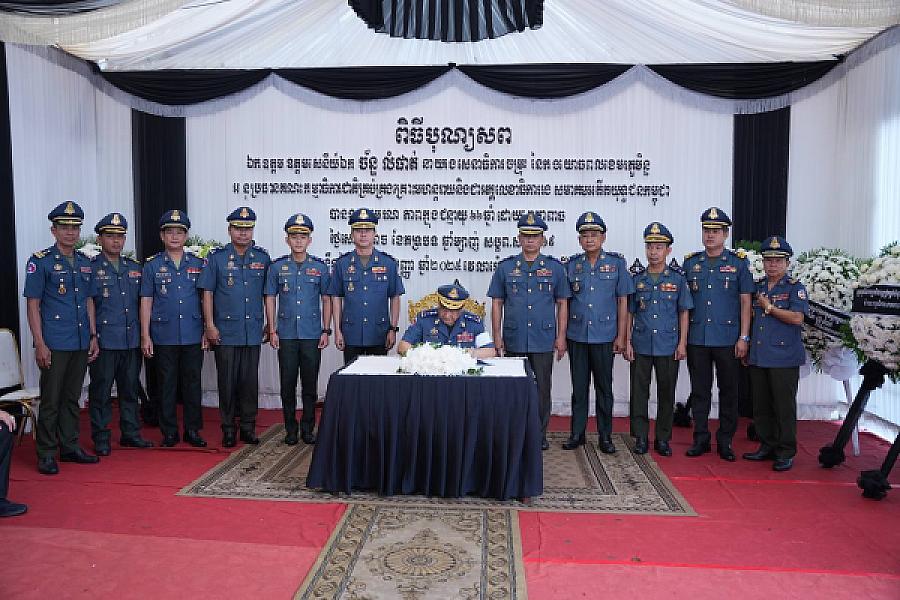 ឧត្តមសេនីយ៍ឯក ស៊ិន សុផាន្នី អញ្ជើញគោរពវិញ្ញាណក្ខន្ធសព ឯកឧត្តម ឧត្តមសេនីយ៍ឯក ច័ន្ទ លំផាត់ - Image 8