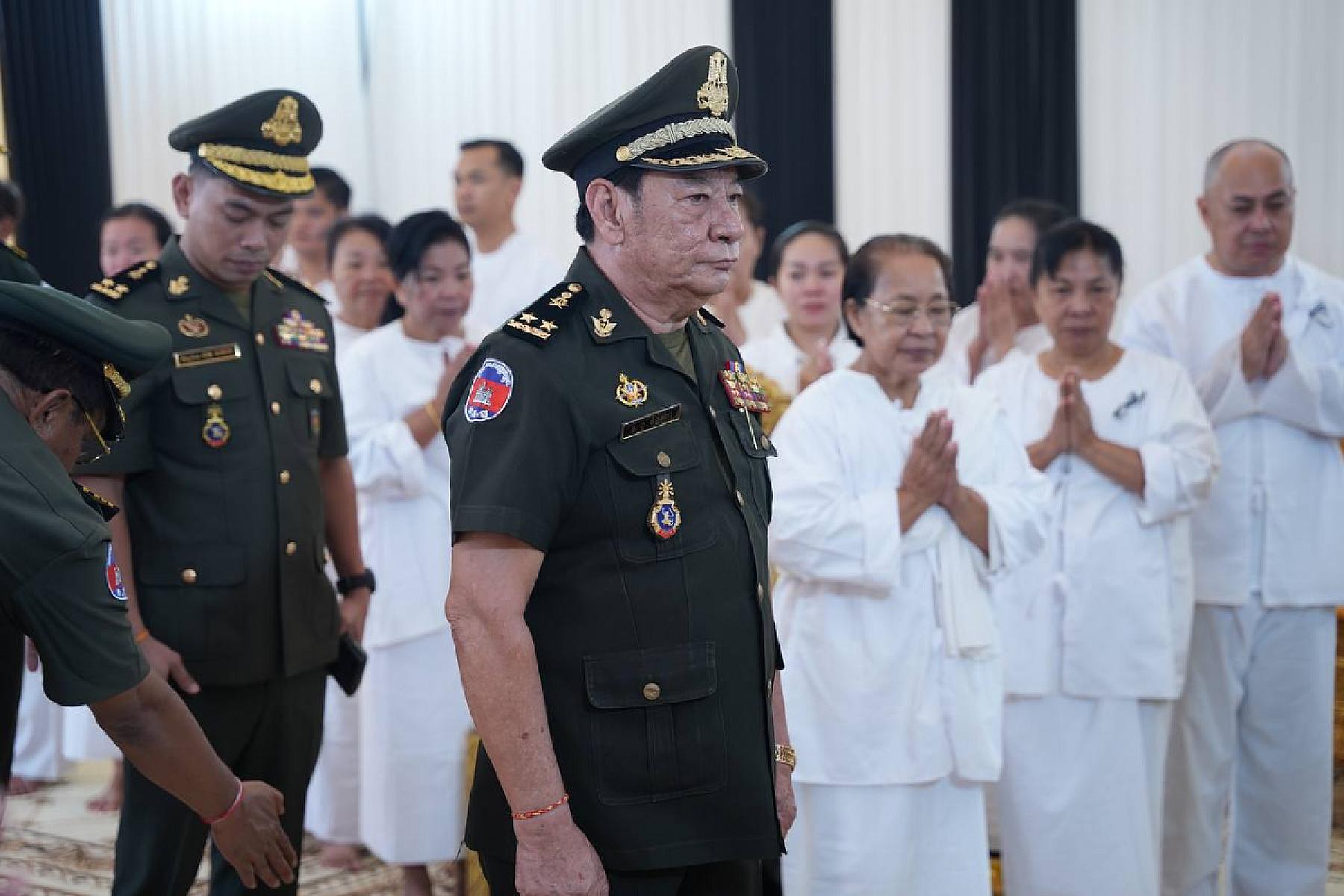 ឧត្តមសេនីយ៍ទោ ឭ ច័ន្ទតារា អញ្ជើញគោរពវិញ្ញាណក្ខន្ធសព ឯកឧត្តម ឧត្តមសេនីយ៍ឯក ច័ន្ទ លំផាត់