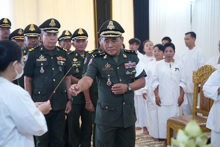 ឧត្តមសេនីយ៍ត្រី មួន សារ៉េត អញ្ជើញគោរពវិញ្ញាណក្ខន្ធសព ឯកឧត្តម ឧត្តមសេនីយ៍ឯក ច័ន្ទ លំផាត់ - Image 5
