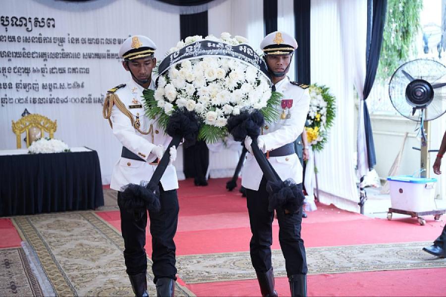 ឧត្តមសេនីយ៍ត្រី ឡុង គិន អញ្ជើញគោរពវិញ្ញាណក្ខន្ធសព ឯកឧត្តម ឧត្តមសេនីយ៍ឯក ច័ន្ទ លំផាត់ - Image 7