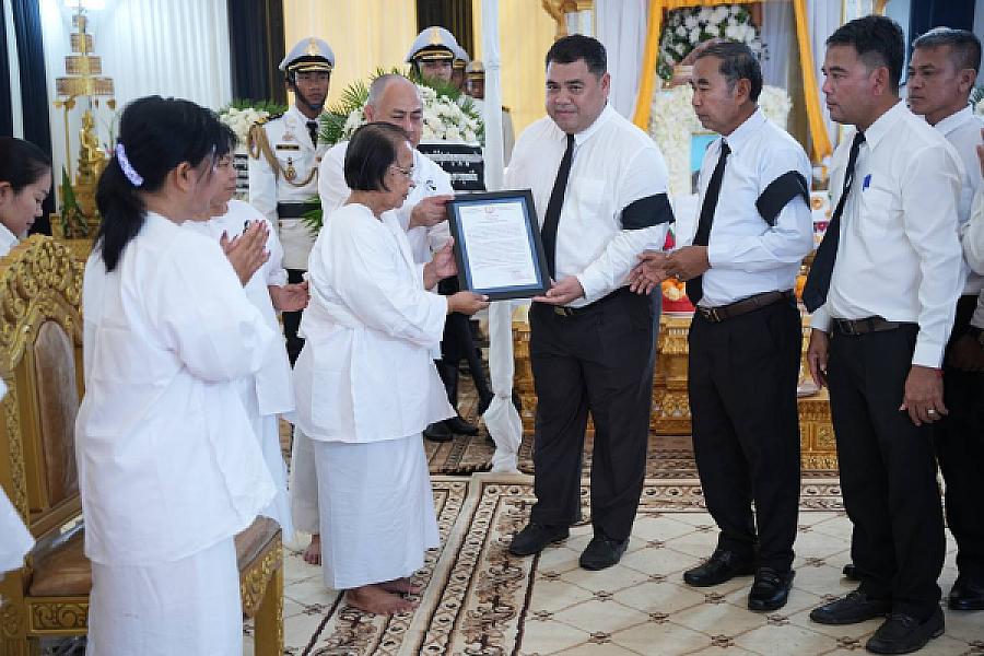 លោក នៅ សំដារ៉ារិទ្ធ អញ្ជើញគោរពវិញ្ញាណក្ខន្ធសព ឯកឧត្តម ឧត្តមសេនីយ៍ឯក ច័ន្ទ លំផាត់ - Image 8