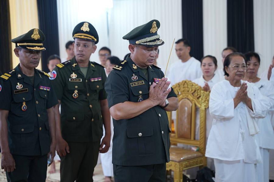 ឧត្តមសេនីយ៍ទោ ប៊ុន លាង អញ្ជើញគោរពវិញ្ញាណក្ខន្ធសព ឯកឧត្តម ឧត្តមសេនីយ៍ឯក ច័ន្ទ លំផាត់ - Image 6