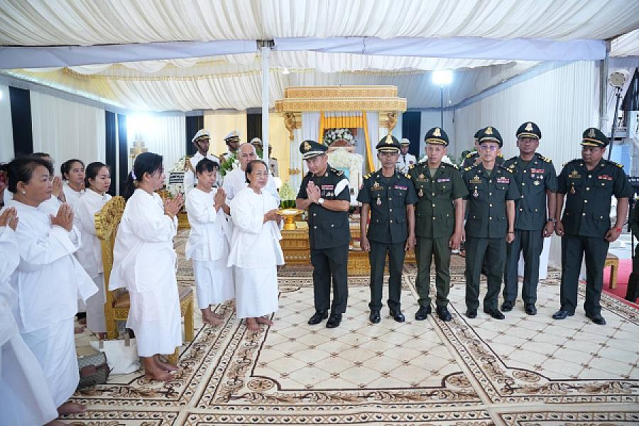 ឧត្តមសេនីយ៍ទោ ប៊ុន លាង អញ្ជើញគោរពវិញ្ញាណក្ខន្ធសព ឯកឧត្តម ឧត្តមសេនីយ៍ឯក ច័ន្ទ លំផាត់ - Image 9