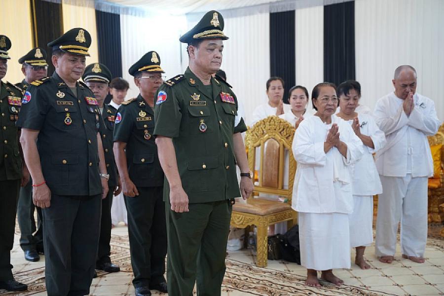 ឧត្តមសេនីយ៍ទោ សន សុផល អញ្ជើញគោរពវិញ្ញាណក្ខន្ធសព ឯកឧត្តម ឧត្តមសេនីយ៍ឯក ច័ន្ទ លំផាត់ - Image 2